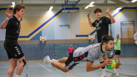 Johannes Laggner (am Ball) und die HSG Westerwald wollen in Gerolstein an die starke Leistung vom Heimspiel gegen Schweich anknü
