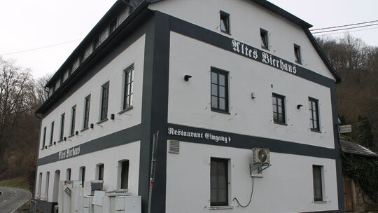 Das alte Bierhaus bei Arzbach war als Restaurant mit Hotel bekannt, nun soll ein Bordell daraus werden. Der Arzbacher Gemeindera