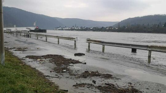 In Braubach schwappt am Freitagmittag der Rhein über die Uferkante.