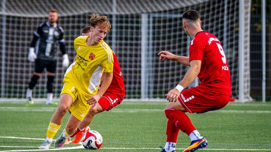 Er ist einer der jungen Dauerbrenner beim TuS, aber Kirchbergs Tim Fothen (in Gelb) verpasst den Start nach der Winterpause, so