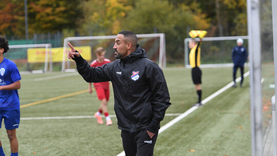 Hussen Harmouch (in Schwarz) weiß, dass auf seine A-Jugendlichen der Eisbachtaler Sportfreunde in Gonsenheim eine schwere Aufgab