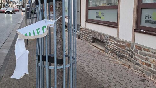 Wo einst in Braubach einst ein Wahlplakat der Grünen hing, hängen jetzt nur noch Fetzen.