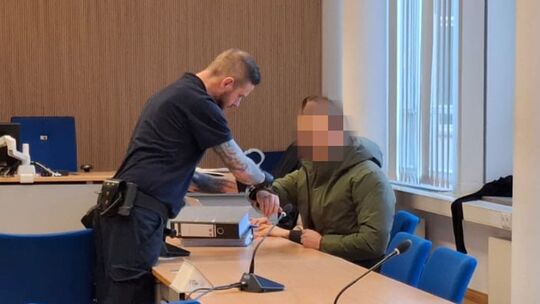 Im Juli 2025 soll ein heute 32-Jähriger seine Noch-Ehefrau erstochen und einbetoniert haben. Die Staatsanwaltschaft plädierte am