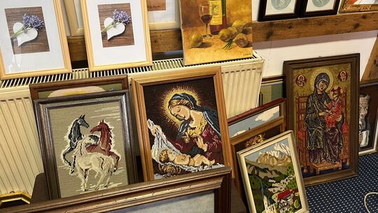 Solche Stickbilder gehörten in deutschen Wohnstuben früher dazu.