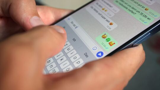 Mann tippt eine Whatsapp-Nachricht Mann tippt eine Whatsapp-Nachricht