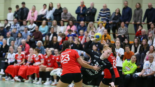 Im Hinspiel vor 300 Zuschauern in Wittlich musste sich die HSG Hunsrück um Rückraumakteurin Emma Lesch (beim Wurf) mit 24:29 ges