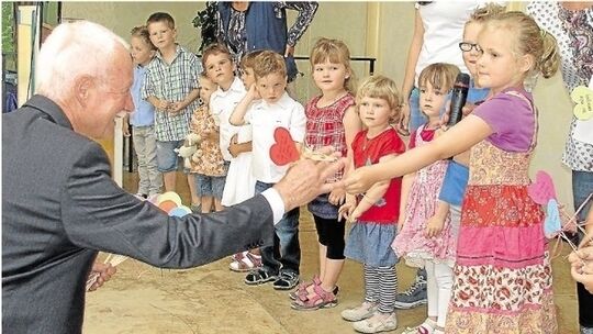 Zu seinem Abschied als Ortsbürgermeister 2014 erhielt Wolfgang Klees bunte Glückwunschherzen überreicht.