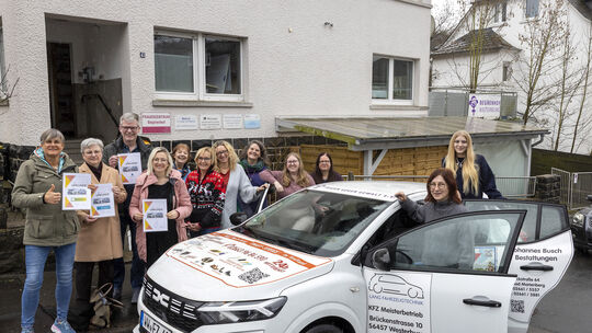 Bei der Übergabe des Fahrzeuges (von links nach rechts): Diana Lehr Praxis am Schafbach Hergenroth, Karin Schunk Hauptvertretung