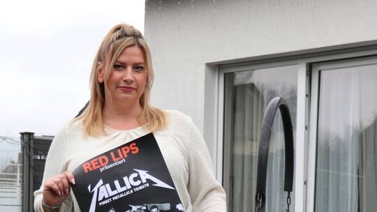 Melanie Leuck mit einem Plakat, das auf eine ihrer Veranstaltungen hinweist.