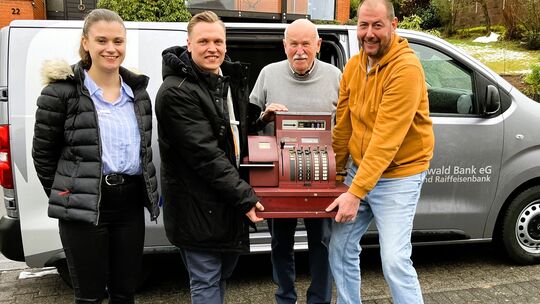 Reiner Hack (2. von rechts) hat der Westerwald Bank seine antike Registrierkasse von 1938 überlassen, die einst im Textilhaus Ha Reiner Hack (2. von rechts) hat der Westerwald Bank seine antike Registrierkasse von 1938 überlassen, die einst im Textilhaus Ha