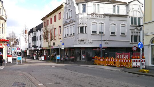 Die Kreuzung von Bahnhofstraße, Wilhelmstraße und Friedrichstraße in Andernach muss wegen Kanalarbeiten voll gesperrt werden.