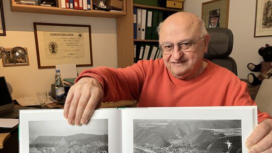 Werner Fußhöller mit einer alten Ansicht von Brohl aus dem Jahr 1936.