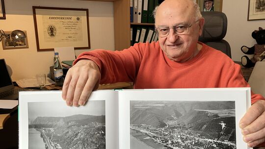 Werner Fußhöller mit einer alten Ansicht von Brohl aus dem Jahr 1936.