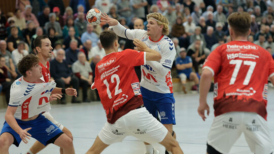 Im Hinspiel in Urmitz lieferte die HSG Kastellaun/Simmern (rote Trikots, von links mit Julian Mangold, Max Kötz und Nicolas Frie