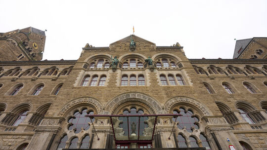 Verteidigungsminister Boris Pistorius (SPD) wird am Montag das Koblenzer Beschaffungsamt besuchen. Dabei hat er Hunderte Million