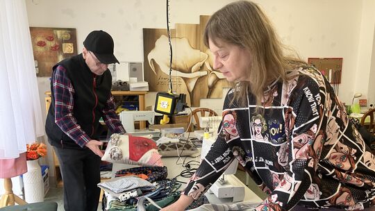 Christa Abts und Peter Schulze zeigen upgecycelte Stücke im Caritas-Laden an der Wilhelmstraße. Nachhaltigkeit genießt im Gebrau