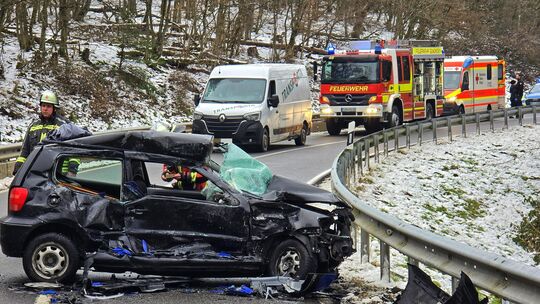 Auf der L 162 zwischen Rhaunen und Woppenroth kollidierten ein VW Polo und ein Linienbus frontal – der Pkw-Fahrer wurde lebensge