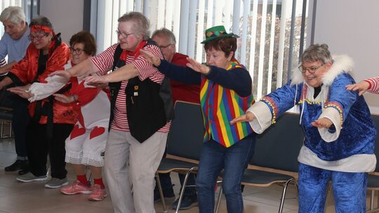 Ganz langsam in die Hocke und dann wieder hoch: Teilnehmende am Bewegungsnachmittag in Ettringen. Jeder macht so mit, wie er kan Ganz langsam in die Hocke und dann wieder hoch: Teilnehmende am Bewegungsnachmittag in Ettringen. Jeder macht so mit, wie er kan
