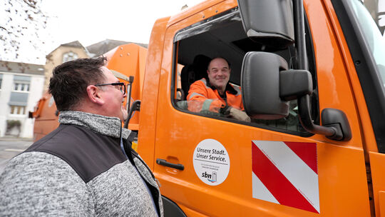 In der Kehrmaschine sitzt SBN-Mitarbeiter Marco Brachtendorf aus Engers. Er unterhält sich mit seinem Chef Kai Poveleit.