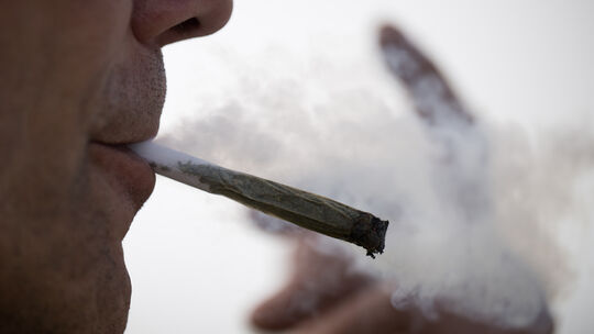 Ein erwachsener Mann soll Jugendliche zum Cannabis-Rauchen animiert und die Droge auch spendiert haben. (Symbolbild)