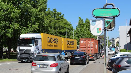 Tausende Lkw und Pkw zwängen sich täglich in Straßenhaus. Doch eine Ortsumgehung würde mehr schaden als nutzen, so die Kritiker.