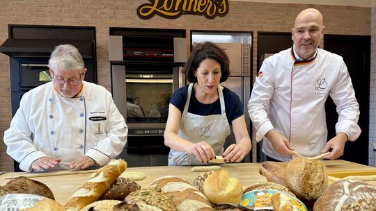 Das klappt doch! FDP-Spitzenkandidatin Daniela Schmitt, zurzeit Wirtschaftsministerin in Rheinland-Pfalz, rollt mit Achim Lohner
