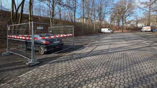Seit mehreren Tagen steht ein schwarzer Peugeot auf dem Parkplatz auf dem Bühl in Betzdorf eingezäunt.
