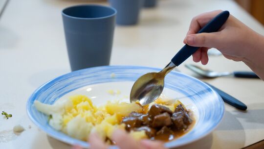 Ein generationsübergreifendes, gemeinsames Mittagessen bietet der Caritasverband Rhein-Sieg im katholischen Pfarrheim in Altenki