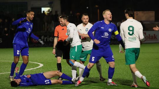 Diese Rudelbildung nach gut einer halben Stunde im Derby zwischen Mülheim-Kärlich (in Weiß-Grün, von links mit Daniel Aretz, Pas