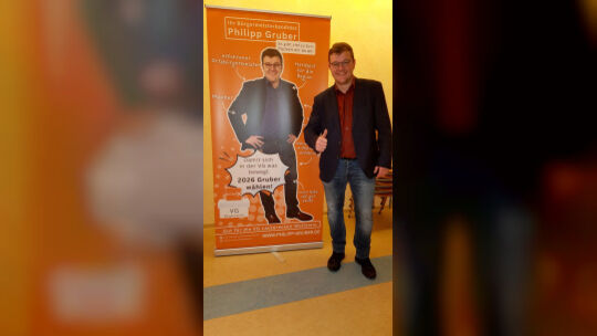 Auf einem Rollup-Banner mit seinem Porträt hat VG-Bürgermeisterkandidat Philipp Gruber einige Schlagworte zur Wahl notiert.