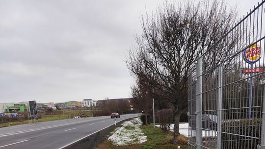 Nur an dieser Stelle in Höhe des Burger King würde ein Zaun in Verlängerung eines bereits vorhandenen Zauns Sinn machen, sagt Ha