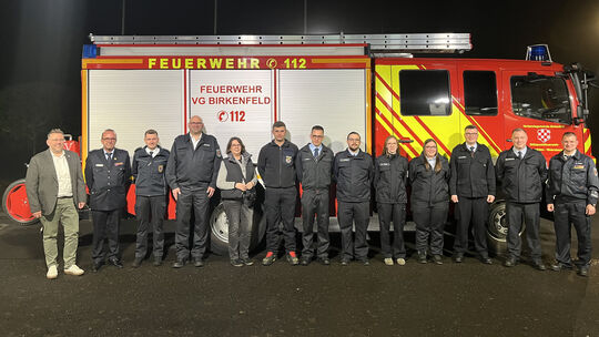 Die Führungen der Feuerwehr und der Verwaltung stellten sich mit den beförderten Feuerwehrkräften zum Gruppenfoto.
