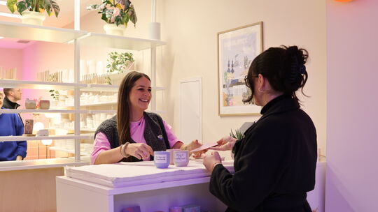 Endlich ist es soweit: Jennifer Kluge kann offiziell die ersten Gäste im "Lädjen" bedienen.