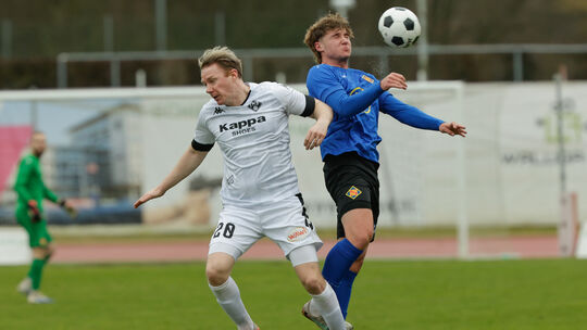 Luka Hirninger (blaues Trikot) war bei seiner Pflichtspielpremiere für die TuS Koblenz nicht nur defensiv eine Bank, er erzielte