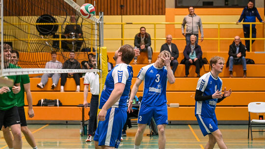 Ball im Netz, Punkte weg: Der TV sebamed Bad Salzig um (von links) Lukas Rikl, Bjarne Giersch und Paul Knep hat das Kellerduell