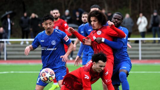 Pflichtspielcharakter im Testspiel: Zwischen Cosmos Koblenz (in Blau) und Rot-Weiss Koblenz war es intensiv auf Schmitzers Wiese