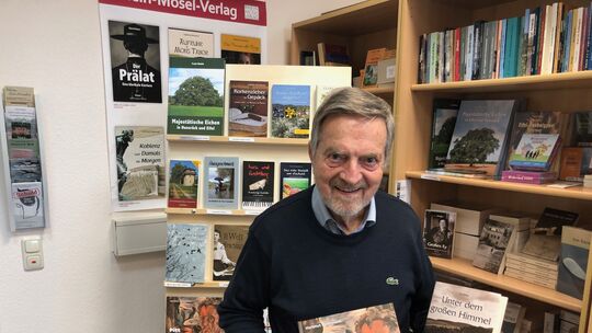 Verleger Arne Houben zeigt die beiden Bücher zu Pitt Kreuzberg, die in seinem Rhein-Mosel-Verlag erschienen sind. Verleger Arne Houben zeigt die beiden Bücher zu Pitt Kreuzberg, die in seinem Rhein-Mosel-Verlag erschienen sind.