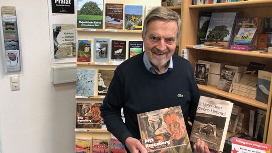 Verleger Arne Houben zeigt die beiden Bücher zu Pitt Kreuzberg, die in seinem Rhein-Mosel-Verlag erschienen sind.
