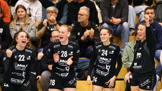 Jubel bei der HSG Hunsrück (von links mit Melissa Gräber, Emma Lesch, Lina Wagner und Meike Grethen) nach dem 33:21-Derbysieg ge