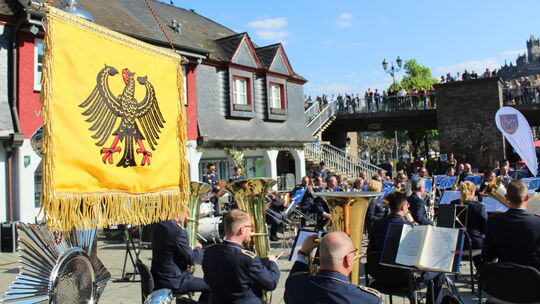 Das Luftwaffenmusikkorps Münster spielt ein Abschiedskonzert auf dem Cochemer Endertplatz, weil die fliegende Gruppe des Taktisc Das Luftwaffenmusikkorps Münster spielt ein Abschiedskonzert auf dem Cochemer Endertplatz, weil die fliegende Gruppe des Taktisc