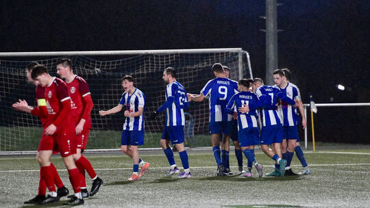 Hängende Köpfe beim Dritten Schneifel, Jubel bei Wirges (In Blau-Weiß): Der Neuling aus dem Westerwald machte aus einem frühen 0
