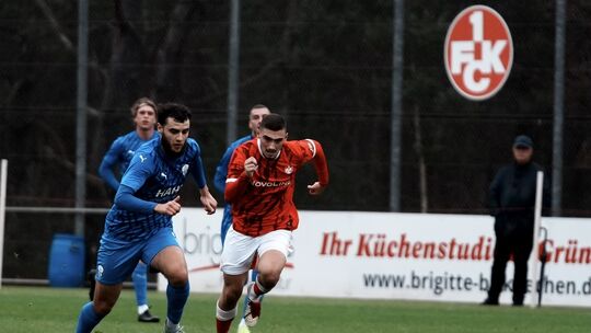 Anes Abdiovski (in Blau) verlor mit seinem FC Emmelshausen-Karbach wie im Dezember beim 1:3 in der Oberliga auch das Testspiel a