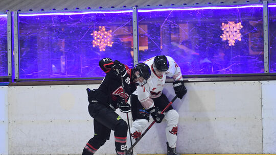 Otis Knecht (dunkles Trikot) trug sich beim 8:3-Erfolg seiner Rockets im dritten Play-off-Spiel gegen Bergisch Gladbach gleich d