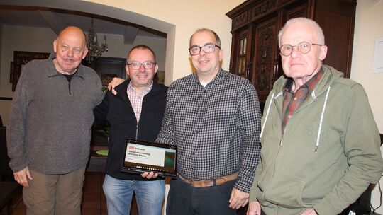 Rolf Papen (von links), Johannes Juchem, Markus Konitzer und Erich Schneider trafen sich in Leutesdorf, um den Kampf gegen Bahnl