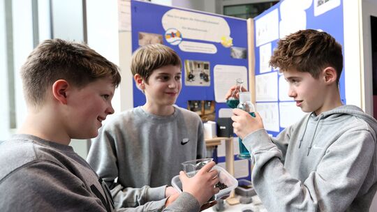 Paul Storz, Anton Maxeiner und Paul Adams (von links) gewannen den ersten Preis in der Kategorie Geo- und Raumfahrtwissenschafte