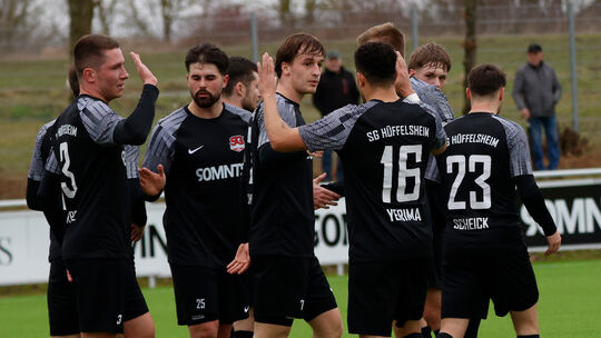In Feierlaune: Die SG Hüffelsheim startete mit einem 5:3-Erfolg über den SV Steinwenden in die Restrunde. Mittendrin der einmal