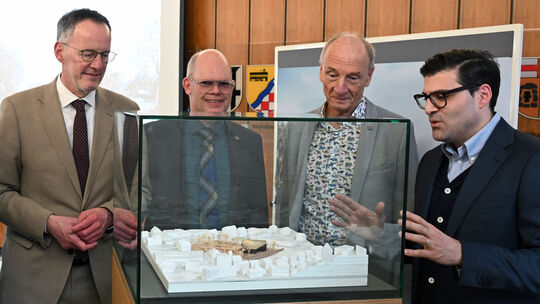 Architekt Luigi Pennella (rechts) erläutete an einem Modell seine architektonische- und raumplanerische Konzeption für die neue