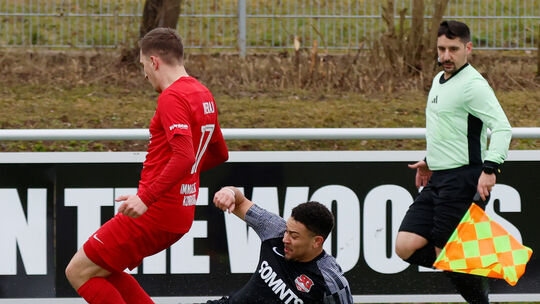 Voller Einsatz: Malik Yerima (am Boden) packte bei seinem Debüt für die SG Hüffelsheim auch mal die Grätsche als Stilmittel aus.