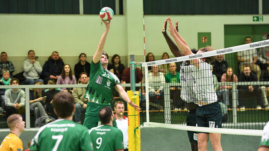 Drei Sätze lang agierten die Westerwald Volleys (grüne Trikots, hier mit Frieder Reinhardt im Angriff) auf Augenhöhe, hatten abe