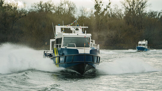 Ein Polizeiboot der Wasserschutzpolizei (Symbolfoto) war im Einsatz, um ein führerloses Hausboot in den Schutzhafen Bernkastel-K